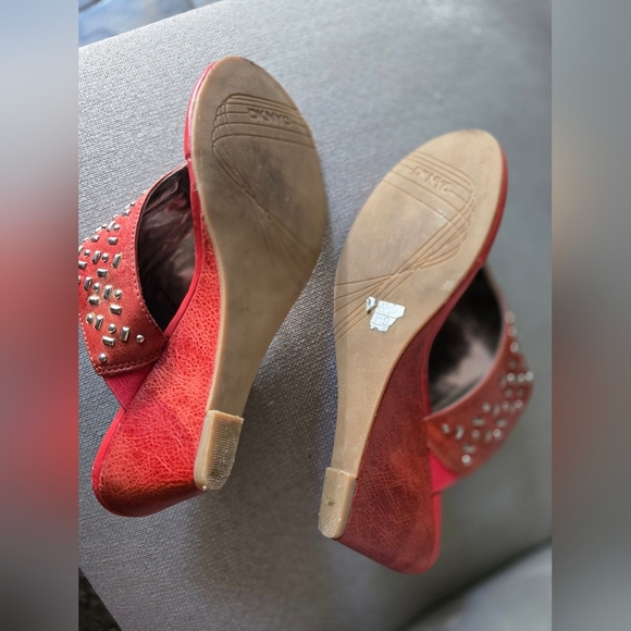 DKNYC Stylish Red Thong Wedge Embellished Sandals ~ Size 7½ - Picture 7 of 7